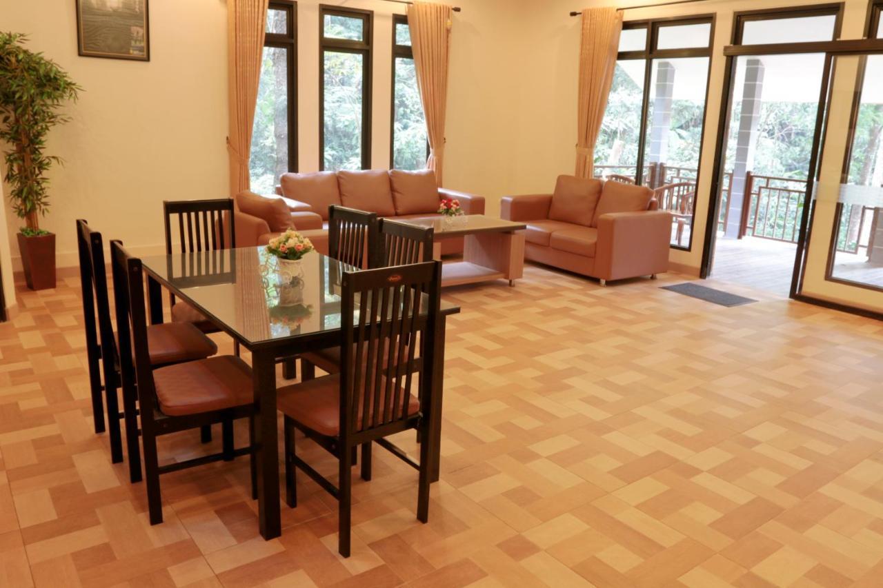 Safari Resort Puncak Buitenkant foto