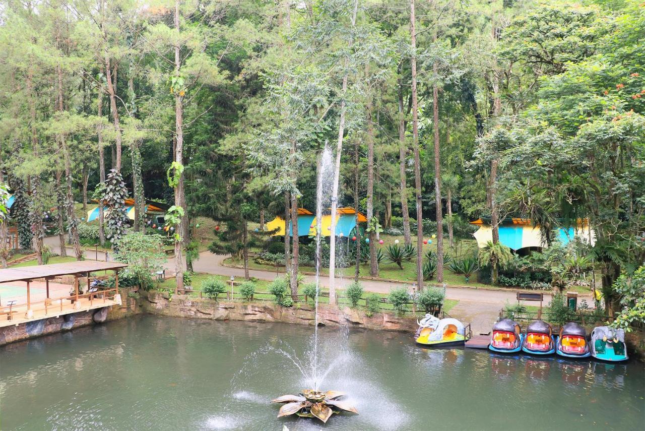 Safari Resort Puncak Buitenkant foto