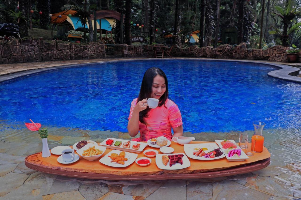 Safari Resort Puncak Buitenkant foto