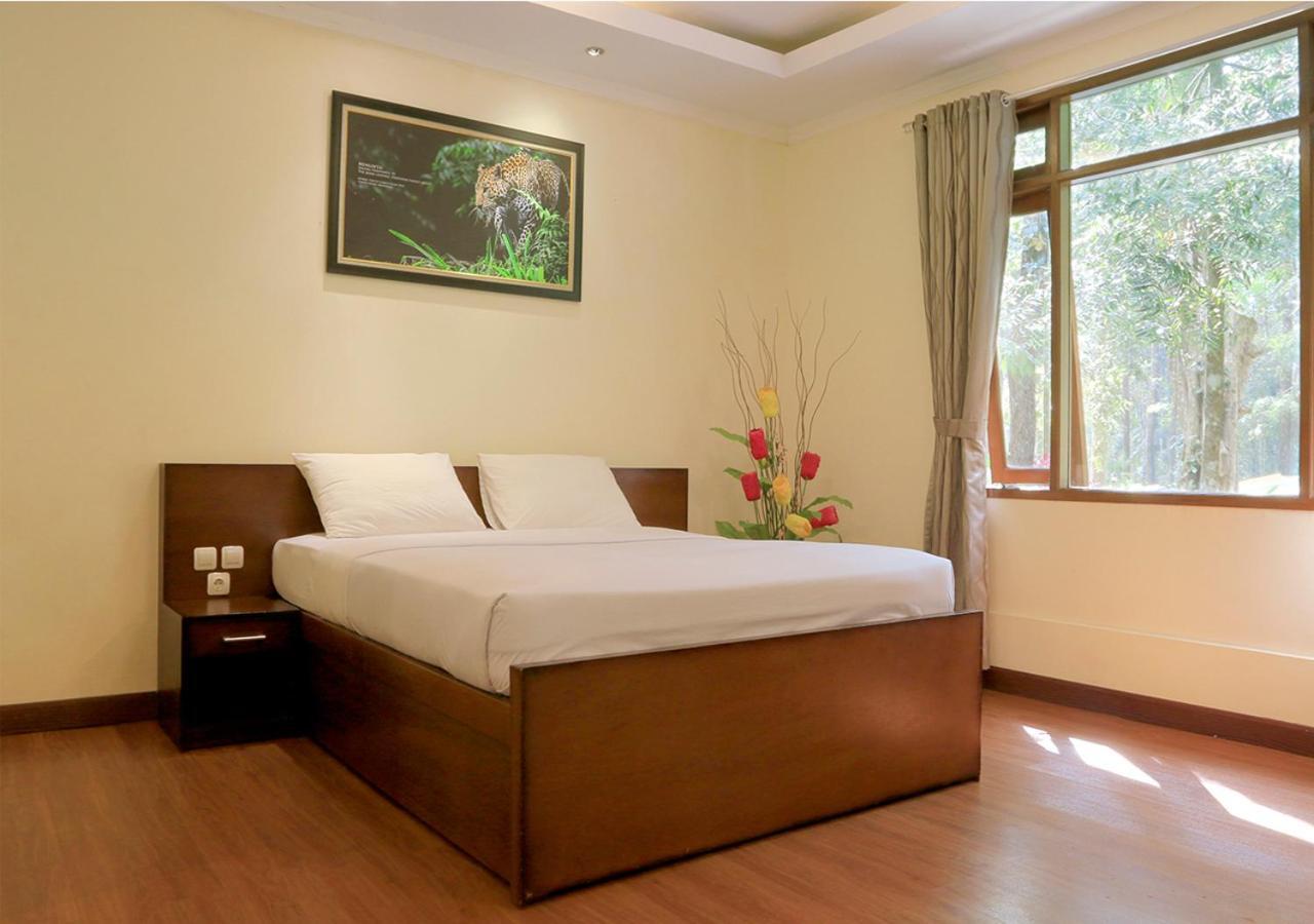 Safari Resort Puncak Buitenkant foto