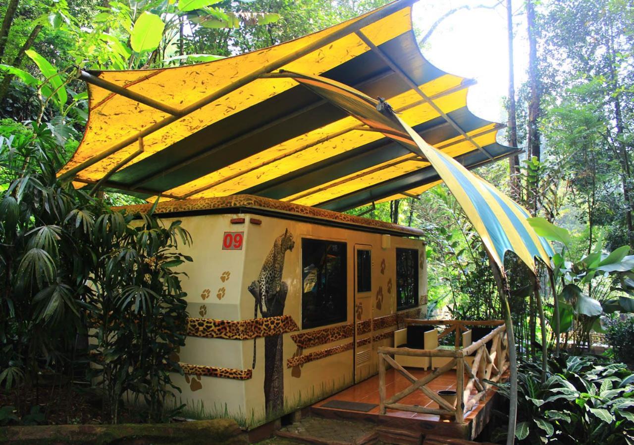 Safari Resort Puncak Buitenkant foto