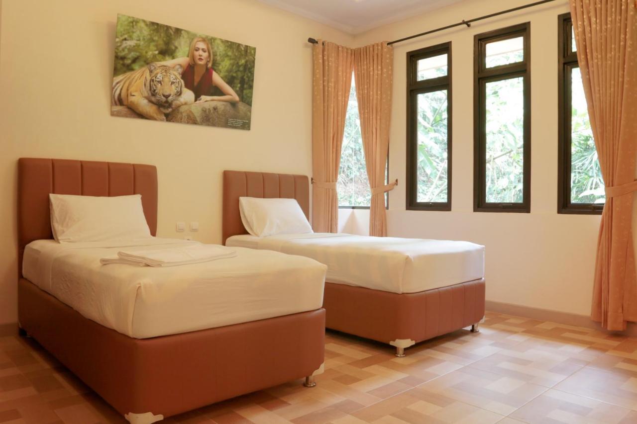 Safari Resort Puncak Buitenkant foto